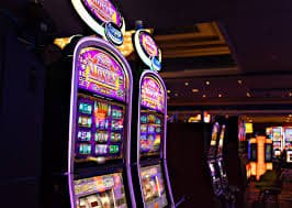 Studio multi-kamera Evolution Gaming menampilkan dealer profesional dan meja kasino langsung
